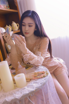 女仆裸体伺候主人